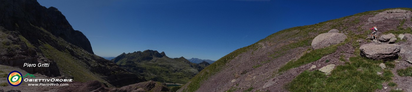 47 Passo di Valsanguigno W con vista verso Laghi Gemelli (Val Brembana).jpg